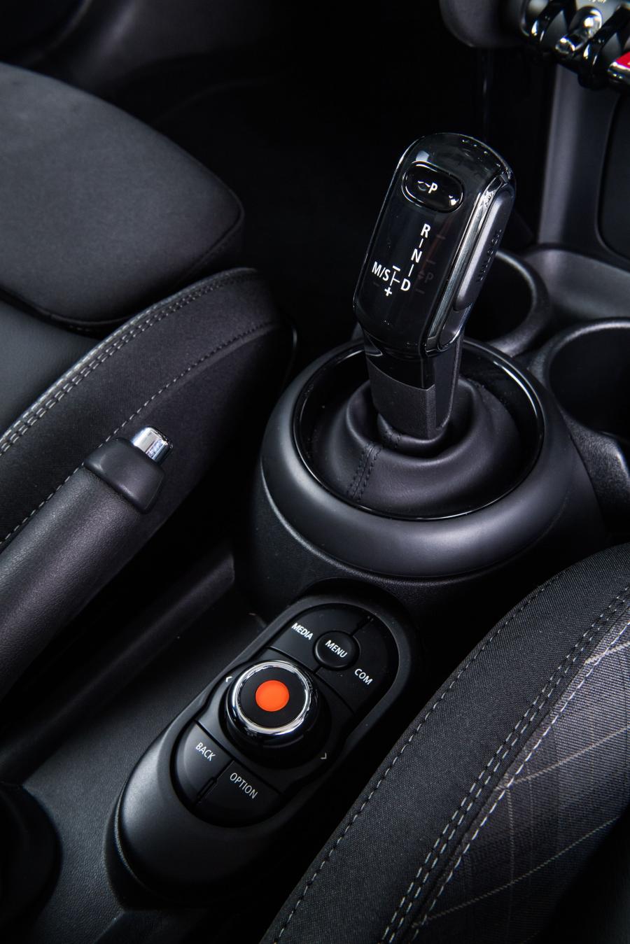 Детали интерьера Mini One 5-Door (F56) 2018 года  (SG) (фото 8 из 12)